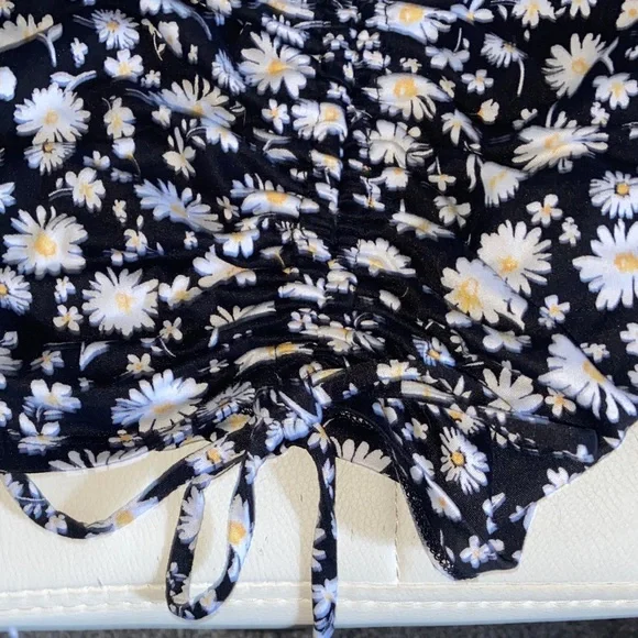 No Boundaries Black and White Floral Blouse - Picture 4 of 4